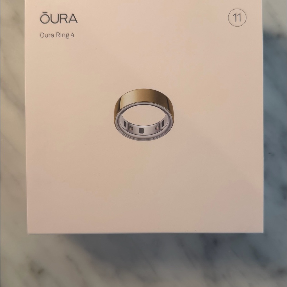 Oura Ring 4 Gold and White